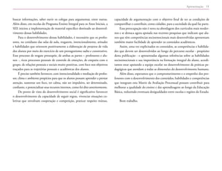  Apresentação 11
buscar informações, saber ouvir os colegas para argumentar, entre outras.
Além disso, em escolas do Programa Ensino Integral para os Anos Iniciais, a
SEE iniciou a implementação de material específico destinado ao desenvol-
vimento dessas habilidades.
Para o desenvolvimento dessas habilidades, é necessário que os profes-
sores, no cotidiano das salas de aula, resgatem, intencionalmente, atitudes
e habilidades que orientem positivamente a elaboração de projetos de vida
dos alunos por meio do exercício de um protagonismo sadio e construtivo.
Esse processo de resgate pressupõe, de ambas as partes – professores e alu-
nos -, ricos processos pessoais de controle de emoções, de empatia com o
grupo, de relações pessoais e sociais muito positivas, com foco nos objetivos
traçados para as trajetórias pessoais e acadêmicas dos alunos.
É preciso também favorecer, com intencionalidade e mediação do profes-
sor, clima e ambiente propícios para que os alunos possam aprender a prestar
atenção, sustentar um foco, ter calma, não ser impulsivo, ser determinado,
confiante, e potencializar seus recursos internos, como foi dito anteriormente.
Do ponto de vista do desenvolvimento social é significativo favorecer
o desenvolvimento da capacidade de seguir regras, vivenciar situações co-
letivas que envolvam cooperação e competição, praticar respeito mútuo,
capacidade de argumentação com o objetivo final de ter as condições de
compartilhar e contribuir, como cidadão, para a sociedade da qual faz parte.
Essa preocupação não é nova na abordagem dos currículos mais moder-
nos e se destaca agora apoiada nas recentes pesquisas que indicam que alu-
nos que têm competências socioemocionais mais desenvolvidas apresentam
também maior facilidade de aprender os conteúdos acadêmicos.
Assim, uma vez explicitados os conteúdos, as competências e habilida-
des que devem ser desenvolvidos ao longo do percurso escolar - propósito
desta publicação - e apresentadas algumas referências sobre as habilidades
socioemocionais e sua importância na formação integral do aluno, acredi-
tamos estar apoiando a equipe escolar no desenvolvimento de práticas pe-
dagógicas que atendam a todas as dimensões do desenvolvimento humano.
Além disso, esperamos que o comprometimento e o empenho dos pro-
fessores com o desenvolvimento dos conteúdos, habilidades e competências
que integram esta Matriz da Avaliação Processual possam contribuir para
melhorar a qualidade do ensino e das aprendizagens ao longo da Educação
Básica, reduzindo eventuais desigualdades entre escolas e regiões do Estado.
Bom trabalho.
 