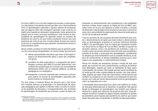 LÍNGUA PORTUGUESA
MAPAS DE FOCO
DA BNCC
6
MAPAS DE FOCO
ENS. FUNDAMENTAL
Em 2020, a BNCC e os currículos chegaram às escolas, e muitos gesto-
res, educadores e estudantes tiveram que lidar com o distanciamento
entre as aprendizagens esperadas e aquelas efetivas de estudantes
que, por alguma razão, não conseguem aprender o que é preciso, na
idade certa, fazendo-se necessário compreender como aproximá-los
daquilo que os novos currículos estabelecem. Este cenário de desi-
gualdades de aprendizagem foi agravado devido ao contexto de
pandemia da covid-19, em que muitos estudantes ficaram sem aula
presencial por mais de um ano, e muitos destes ficaram sem acesso
à internet ou a equipamentos para aprender remotamente durante o
distanciamento social.
Nesse sentido, constitui-se tarefa desafiadora para os gestores públi-
cos dar conta dessas desigualdades, ao mesmo tempo que precisam:
(i) ofertar oportunidades educativas que visem à formação in-
tegral e ao desenvolvimento pleno, a partir das competên-
cias gerais;
(ii) considerar as altas expectativas e a progressão das apren-
dizagens previstas pela BNCC/Currículos Referenciais, num
contexto de reorganização do currículo e de necessidade de
alinhamento destes com os materiais didáticos, as práticas
pedagógicas e as avaliações; e
(iii) reorganizar o currículo, orientado pelo continuum curricular1
para superar as lacunas de aprendizagens agravadas pelo
ensino remoto ou semipresencial.
Por esse motivo, o Instituto Reúna, em parceira com o Itaú Social,
tem investido esforços na proposição e na disseminação de inova-
ções pedagógicas que apoiem e orientem redes e escolas na melho-
ria da qualidade da educação e, consequentemente, dos resultados
de aprendizagem de estudantes que precisam, a partir de agora, ser
1 Continuum curricular é o arranjo do currículo e da carga horária a fim de contemplar as aprendiza-
gens de duas séries em um ano de forma integrada, assegurado pela resolução nº 2 do Conselho
Nacional de Educação (CNE) em 2020.
traduzidos no desenvolvimento das competências e das habilidades
previstas na Base. Assim surgiram os Mapas de Foco da BNCC, pen-
sados como um recurso que apoiasse as redes a focalizar a correção
de distorções e desvantagens educacionais em processo e durante as
aulas, isto é, prescindindo da organização de classes de aceleração ou
turmas de recuperação paralela.
Trata-se, portanto, de uma proposta pensada inicialmente para auxi-
liar o desenvolvimento de ações que visam reduzir o distanciamento
entre as aprendizagens propostas no currículo referencial alinhado
à BNCC e as aprendizagens reais da maioria dos estudantes brasilei-
ros. Dessa forma, os Mapas de Foco da BNCC também se ajustam às
situações adversas, como a da pandemia que acometeu o país e o
mundo a partir do primeiro bimestre letivo de 2020, pois possibilitam,
partindo-se da Base, a priorização das aprendizagens, considerando
as relações que estas estabelecem com as unidades temáticas, os ob-
jetos de conhecimento, as demais habilidades previstas para o ano/
etapa e suas progressões, e o desenvolvimento integral.
Pensar em atender aos estudantes durante o tempo de aula, para
apoiar que avancem em seus conhecimentos na direção de diminuir
suas defasagens, impede que todas as habilidades da Base sejam
contempladas. No entanto, não impede que elas sejam escolhidas de
tal modo que dê a eles a oportunidade de estudar, com mais intensi-
dade, aquelas que sejam chave para desenvolver conhecimentos que
facilitem seu progresso no ano, visando à sua integração no percurso
escolar com cada vez menos distanciamento entre as aprendizagens
reais e as esperadas ano a ano.
A necessidade dessa priorização ficou ainda mais evidente no cenário
de educação distanciada que se desenhou na pandemia. Não apenas
devido às defasagens de aprendizagem, mas também para evitá-las,
diminuí-las e apoiar para reduzi-las nos próximos dois anos. Essas afir-
mações encontram respaldo em alguns estudos realizados no período
de isolamento social imposto pela pandemia da covid-19, que trazem
dados relevantes para compreender os desafios da educação pública.
ANOS FINAIS
ANOS INICIAIS 1º 2º 3º 4º 5º 6º 7º 8º 9º
1º-5º 3º-5º
1º-2º
 