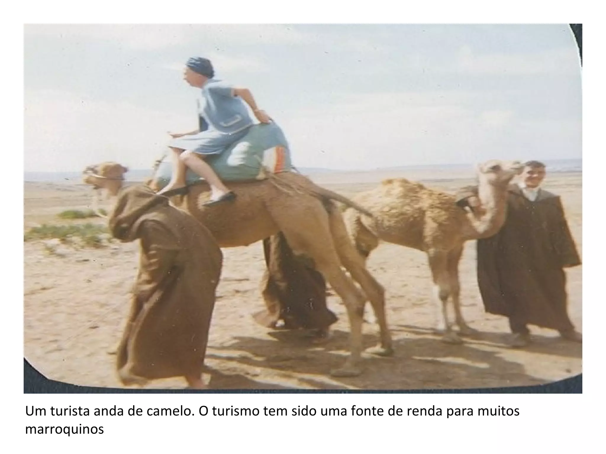 Um turista anda de camelo. O turismo tem sido uma fonte de renda para muitos marroquinos 