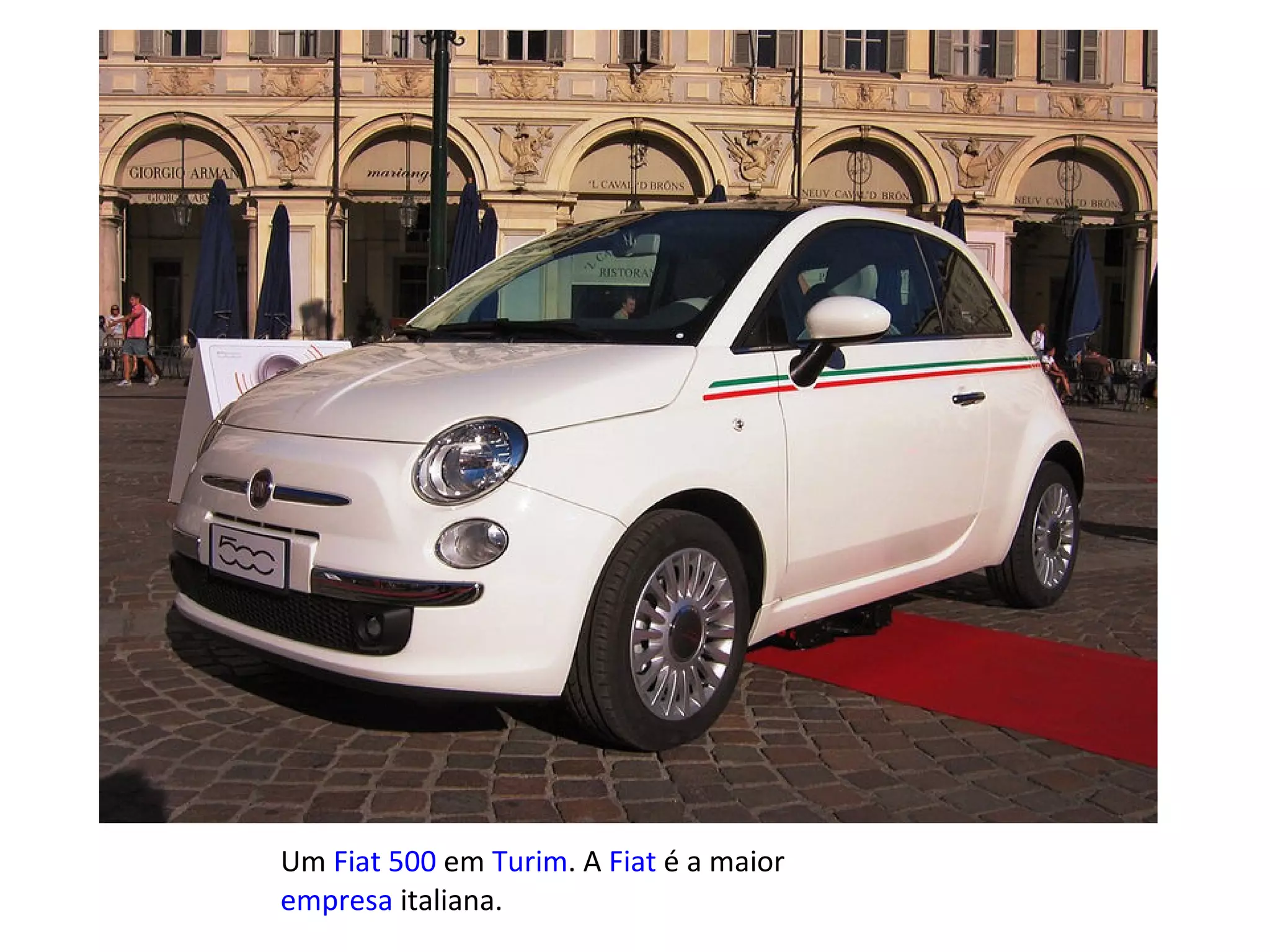 Um  Fiat 500  em  Turim . A  Fiat  é a maior  empresa  italiana. 