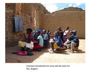 Crianças estudando em uma sala de aula em  Bié , Angola. 