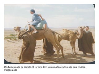 Um turista anda de camelo. O turismo tem sido uma fonte de renda para muitos marroquinos 
