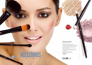 Pincel para mesclas 
BLENDING BRUSH 
»»feito à mão, com pelo de pónei 
»»indispensável para sombrear e mesclar, assim 
como para as maquilhagens smoky eyes 
»»apto para aplicação de vários tipos de 
sombras de olhos 
»»com uma forma oval que permite uma 
aplicação fácil nas pálpebras, assim como 
nas dobras 
»»duradouro e fácil de limpar 
»»comprimento: aprox. 19,5 cm 
FM | w012 
ACESSÓRIOS ú t e i s 21,00 EUR 
Blending Brush 
 