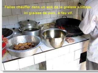 Faites chauffer dans un wok de la graisse animale,
ici graisse de porc, à feu vif.
 