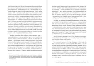 18 Marco de Referência de Educação Alimentar e Nutricional para as Políticas Públicas 19
Este movimento se reflete na EAN, possibilitando a discussão dos limites
de se promover práticas alimentares saudáveis, de forma prescritiva e
limitada a aspectos científico-biológicos, sem o reconhecimento das ou-
tras dimensões que afetam o comportamento alimentar. A partir do final
dos anos 1990, o termo “promoção de práticas alimentares saudáveis”
começa a marcar presença nos documentos oficiais brasileiros. Aliada à
promoção de modos de vida saudáveis, a promoção de práticas alimen-
tares saudáveis constitui-se uma estratégia de vital importância para o
enfrentamento dos problemas alimentares e nutricionais do contexto
atual. A promoção da saúde demanda, entre outros aspectos, que o Esta-
do implemente políticas, programas e ações que possibilitem a realização
progressiva do Direito Humano à Alimentação Adequada, definindo, para
isto, metas, recursos e indicadores de monitoramento destas ações. Nes-
te mesmo período, a EAN também volta a ser tema de discussões em con-
gressos da área e é apresentada com novos focos de atuação, valorizando
a ênfase no sujeito, na democratização do saber, na cultura, na ética e na
cidadania (LIMA et al., 2003; CAMOSSA et al., 2005).
Momento importante nesta trajetória, no início dos anos 2000, é a
proposição e posterior implementação do Programa Fome Zero (PFZ). Na
proposta original do Instituto Cidadania, publicada em 2001, o PFZ con-
templava a EAN sob duas frentes de atuação. A primeira previa campa-
nhas publicitárias e palestras sobre educação alimentar e educação para
o consumo. Havendo uma demanda para que esses temas fossem tam-
bém incluídos, obrigatoriamente, no currículo escolar do primeiro grau.
Complementarmente, propunha-se a criação de uma Norma Brasileira de
Comercialização de Alimentos Industrializados, similar à existente para
alimentos para lactentes. O Programa também alertava sobre a impor-
terminado modo) e de representações subjetivas (que o fazem interpretar o seu lugar no
mundo). Alguns pressupostos são importantes nesse conceito: vontade (entendida como
a curiosidade crítica e dúvidas), autonomia, emancipação, diálogo e afetividade (relação de
dignidade coletiva).
tância do controle da publicidade e do aprimoramento da rotulagem de
alimentos (PROJETO FOME ZERO, 2001). Mesmo com as limitações des-
tas proposições, a presença deste tema no PFZ favoreceu inúmeros des-
dobramentos. A partir de 2003, observa-se um progressivo aumento de
ações de EAN nas iniciativas públicas, no âmbito dos restaurantes popu-
lares, dos bancos de alimentos, das equipes de atenção básica de saúde,
e na requalificação do Programa Nacional de Alimentação Escolar (PNAE)
e do Programa de Alimentação do Trabalhador (PAT).
No PNAE, por exemplo, o progressivo fortalecimento da EAN culmi-
nou na Lei Nº 11.947, de 2009 onde uma diretriz prevê “a inclusão da edu-
cação alimentar e nutricional no processo de ensino e aprendizagem, que
perpassa pelo currículo escolar, abordando o tema alimentação e nutrição
e o desenvolvimento de práticas saudáveis de vida, na perspectiva da segu-
rança alimentar e nutricional”. Outras medidas também presentes nesta
Lei contribuem diretamente para a EAN como a presença de alimentos
da agricultura familiar local e os parâmetros que orientam a definição do
que será oferecido aos escolares (BRASIL, 2009b).
No setor saúde, as abordagens sobre a EAN avançaram consideravel-
mente, tanto no que diz respeito à sua concepção, mas também à valori-
zação enquanto tema da política pública.
No cenário internacional, a Estratégia Global para a Alimentação do
Bebê e da Criança Pequena, aprovada em 2002 (WHA, 2002) e a Estraté-
gia Global para a Promoção da Alimentação Saudável, Atividade Física e
Saúde (WHO, 2004) reforçaram a agenda de promoção da alimentação
saudável em geral e da EAN em particular. Esta última indica, entre as res-
ponsabilidades dos Estados Membros, o desenvolvimento de ações públi-
cas de educação, comunicação e conscientização do público adequadas à
realidade socioeconômica e cultural dos diferentes grupos, nos diferen-
tes espaços sociais e promovendo a participação e organização social em
torno desta agenda.
 