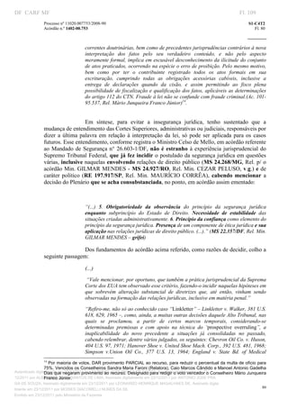 DF CARF MF                                                                                                                   Fl. 109
              Processo nº 11020.007753/2008­90                                                                                  S1­C4T2 
              Acórdão n.º 1402­00.753                                                                                              Fl. 80 
                                                                                                                          
               


                                               correntes doutrinárias, bem como de precedentes jurisprudências contrários à nova 
                                               interpretação  dos  fatos  pelo  seu  verdadeiro  conteúdo,  e  não  pelo  aspecto 
                                               meramente formal, implica em escusável desconhecimento da ilicitude do conjunto 
                                               de atos praticados, ocorrendo na espécie o erro de proibição. Pelo mesmo motivo, 
                                               bem  como  por  ter  o  contribuinte  registrado  todos  os  atos  formais  em  sua 
                                               escrituração,  cumprindo  todas  as  obrigações  acessórias  cabíveis,  inclusive  a 
                                               entrega  de  declarações  quando  da  cisão,  e  assim  permitindo  ao  fisco  plena 
                                               possibilidade  de fiscalização e qualificação dos fatos, aplicáveis as determinações 
                                               do artigo 112 do CTN. Fraude à lei não se confunde com fraude criminal.(Ac. 101­
                                               95.537, Rel. Mário Junqueira Franco Júnior)14. 
                                                




                                  Em  síntese,  para  evitar  a  insegurança  jurídica,  tenho  sustentado  que  a 
              mudança de entendimento das Cortes Superiores, administrativas ou judiciais, responsáveis por 
              dizer  a  última  palavra  em  relação  à  interpretação  da  lei,  só  pode  ser  aplicada  para  os  casos 
              futuros. Esse entendimento, conforme registra o Ministro Celso de Mello, em acórdão referente 
              ao  Mandado  de  Segurança  n°  26.603­1/DF,  não  é  estranho  à  experiência  jurisprudencial  do 
              Supremo Tribunal Federal, que já fez incidir o postulado da segurança jurídica em questões 
              várias, inclusive naquelas envolvendo relações de direito público (MS 24.268/MG, Rel. p/ o 
              acórdão Min. GILMAR MENDES ­ MS 24.927/RO, Rel. Min. CEZAR PELUSO, v.g.) e de 
              caráter  político  (RE  197.917/SP,  Rel.  Min.  MAURÍCIO  CORRÊA),  cabendo  mencionar  a 
              decisão do Plenário que se acha consubstanciada, no ponto, em acórdão assim ementado: 

                                                

                                               “(...)  5.  Obrigatoriedade  da  observância  do  princípio  da  segurança  jurídica 
                                               enquanto  subprincípio  do  Estado  de  Direito.  Necessidade  de  estabilidade  das 
                                               situações criadas administrativamente. 6. Princípio da confiança como elemento do 
                                               princípio da segurança jurídica. Presença de um componente de ética jurídica e sua 
                                               aplicação nas relações jurídicas de direito público. (...).” (MS 22.357/DF, Rel. Min. 
                                               GILMAR MENDES – grifei) 

                               Dos fundamentos do acórdão acima referido, como razões de decidir, colho a 
              seguinte passagem: 

                                               (...) 
                                                “Vale mencionar, por oportuno, que também a prática jurisprudencial da Suprema 
                                               Corte dos EUA tem observado esse critério, fazendo­o incidir naquelas hipóteses em 
                                               que  sobrevém  alteração  substancial  de  diretrizes  que,  até  então,  vinham  sendo 
                                               observadas na formação das relações jurídicas, inclusive em matéria penal.”  

                                               “Refiro­me, não só ao conhecido caso “Linkletter” – Linkletter v. Walker, 381 U.S. 
                                               618, 629, 1965 –, como, ainda, a muitas outras decisões daquele Alto Tribunal, nas 
                                               quais  se  proclamou,  a  partir  de  certos  marcos  temporais,  considerando­se 
                                               determinadas  premissas  e  com  apoio  na  técnica  do  ‘prospective  overruling”,  a 
                                               inaplicabilidade  do  novo  precedente  a  situações  já  consolidadas  no  passado, 
                                               cabendo relembrar, dentre vários julgados, os seguintes: Chevron Oil Co. v. Huson, 
                                               404 U.S. 97, 1971; Hanover Shoe v. United Shoe Mach. Corp., 392 U.S. 481, 1968; 
                                               Simpson  v.Union  Oil  Co.,  377  U.S.  13,  1964;  England  v.  State  Bd.  of  Medical 
                                                                        
                                                                        
              14
                    Por maioria de votos, DAR provimento PARCIAL ao recurso, para reduzir o percentual da multa de ofício para 
                 75%. Vencidos os Conselheiros Sandra Maria Faroni (Relatora), Caio Marcos Cândido e Manoel Antonio Gadelha 
Autenticado digitalmente em 23/12/2011 por ANTONIO JOSE PRAGA DE SOUZA, Assinado digitalmente em 23/
                 Dias que negaram provimento ao recurso. Designado para redigir o voto vencedor o Conselheiro Mário Junqueira 
                 Franco Júnior. 
12/2011 por ALBERTINA SILVA SANTOS DE LIMA, Assinado digitalmente em 23/12/2011 por ANTONIO JOSE PRA
GA DE SOUZA, Assinado digitalmente em 23/12/2011 por LEONARDO HENRIQUE MAGALHAES DE, Assinado digita
                                                                                                                                       80
lmente em 23/12/2011 por MOISES GIACOMELLI NUNES DA SIL
               




Emitido em 23/12/2011 pelo Ministério da Fazenda
 