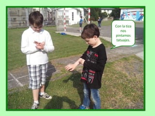 Con la tiza
nos
pintamos
tatuajes.
 