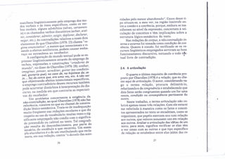 27
.':
manifesta lingüisücamente pelo emprego dos mo-
dos verbais e de itens especificos, como os ver-
bos modais, alguns advérbios (talvez, certamen-
te) e os chamados verbos ilocut6rios (achar, acei-
tar, considerar, admitir, exigir, deplorar, declarar,
negar, etc.). As contradições relativas a esses dois
elementos do que Charolles (1978: 23) chama" re-
gime enunciativo", a menos que intencionais e vi-
sando a efeitos esti1ísticos, podem causar emba-
raço ou estranheza ao recebedor.
A configuràção do mundo textual pode se ex-
pressar língüísticamente através do emprego de
verbos, expressões e construções "criadores de
mundo", no dizer de Charolles (1978: 28): sonhar,
imaginar, pensar, acreditar, gostar (no condicio-
nal, gostaria que); no caso de, na hipótese de; se-
ja..., faz de conta que, era uma vez, etc. A não ser
que objetivando efeitos intencionais específicos,
o emprego contraditório desses recursos também
pode acarretar distúrbios à interpretação do dis-
curso, na medida em que contraria as expectati-
vas do recebedor.
Um problema concernente à exigência da
não-contradição, ao qual Charolles (1978)não faz
referência, consiste no que eu chamei de constra-
diçâo léxico-semântica. Trata-se de inadequaçã.o
muito freqüente nas redações escolares e que dIZ
respeito ao uso do vocabulário: muitas vezes o sig-
nificante empregado não condiz com o significa-
do pretendido'ou cabível no texto. Tal contradi-
ção resulta do desconhecimento, por parte do
usuário, do vocábulo a que recorreu. Um exem-
plo elucidativo é o de um vestibulando que recla-
mava, em sua redação, contra "o desvelo das auto-
ridades pelo menor abandonado". Casos desse ti-
po situam-se, a meu ver, na região Iimítrofe en-
tre a coesão e a coerência, porque, embora se ma-
nifestem no nível da expressão, concernem à vei-
culação de conceitos e têm implicações sobre a
estrutura lógico-semântica do texto.
Nas redações do corpus, a não-contradição in-
terna e externa foi tomada como condição de coe-
rência. Quanto à coesão, foi verificado se os re-
cursos lingüísticos empregados serviram ao bom
funcionamento discursivo, tornando o todo t~·
tuallivre de contradição. '
. :
..
2.4. A articulação
o quarto e último requisito de coerência pro-
posto por Charolles (1978)é a relação, que eu cha-
mo aqui de articulação. O autor, considerando va-
go o termo relação, procura delimitá-lo,
re~atizando-o de congruência e estabelecendo que
dOISfatos serão congruentes quando um for uma
causa, condição ou conseqüência pertinente' do
outro. ,
Neste trabalho, o termo 'articulação não co-
brirá apenas essas três relações. Com ele estarei
me referindo à maneira como os fatos e concei-
tos apresentados no texto se encadeiam, como se
organizam, que papéis exercem uns com relação
aos outros, que valores assumem uns em relação
aos outros. Avaliar a articulação das idéias de um
texto, para mim, significa verificar se elas têm
a ver umas com as outras e que tipo especifico
de relação se estabelece entre elas (além das re-
,~ ~: ,
~.) ..
), ;'
• I"~
o':··
" "
.~
.
, "
, ,
.,;
-'; .
..
....
26
 