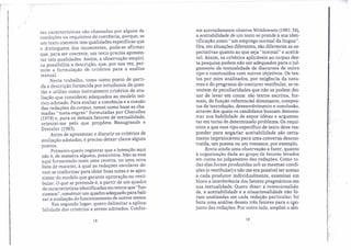 sas características são chamadas por alguns de
condições ou requisitos de coerência, porque, se
um texto coerente tem qualidades específicas que
o distinguem dos incoerentes, pode-se afirmar
.que, para ser coerente, um texto precisa apresen-
tar tais qualidades. Assim, a observação empíri-
ca possibilita a descrição, que, por sua vez, per-
mite a formulação de critérios para a análise
textual.
Neste trabalho, tomo como ponto de parti-
da a descrição fornecida por estudiosos da ques-
tão e utilizo como instrumento critérios de ava-
liação que considerei adequados ao modelo teó-
rico adotado. Para avaliar a coerência e a coesão
das redações do corpus, tomei como base as cha-
madas "meta-regras" formuladas por Charolles
(1978) e, para os demais fatores de textualidade,
orientei-me pelo que propõem Beaugrande e
Dressler (1983).
Antes de apresentar e discutir os critérios de
avaliação adotados, é preciso deixar claros alguns
pontos.
Primeiro quero registrar que a intenção aqui
não é, de maneira alguma, prescritiva. Não se está
aqui fornecendo mais uma receita, ou uma nova
lista de macetes, à qual as redações escolares de-
vam se conformar para obter boas notas e se apro-
ximar do modelo que garante aprovação no vesti-
bular. O que se pretende é, a partir de um quadro
de características identificadas em textos que "fun-
cionam", construir um quadro adequado para bali-
zar a avaliação do funcionamento de outros textos.
Em segundo lugar, quero delimitar a aplica-
bilidade dos critérios a serem adotados. Confor-
me acertadamente observa Widdowson (1981: 56),
a aceitabilidade de um texto se prende à sua iden-
tificação como "um emprego normal da língua".
Ora, em situações diferentes, são diferentes as ex-
pectativas quanto ao que seja "normal" e aceitá-
vel. Assim, os critérios aplicáveis ao corpus des-
ta pesquisa podem não ser adequados para o jul-
gamento da textualidade de discursos de outro
tipo e construidos com outros objetivos. Os tex-
tos por mim analisados, por exigência da natu-
reza e do programa do concurso vestibular, se re-
vestem de peculiaridades que não se podem dei-
xar de levar em conta: são textos escritos, for-
mais, de função referencíal dominante, compos-
tos de introdução, desenvolvimento e conclusão,
através dos quais os candidatos buscam demons-
trar sua habilidade de expor idéias e argumen-
tar em torno de determinado problema. Os requi-
sitos a que esse tipo específico de texto deve res-
ponder para angariar aceitabilidade são certa-
mente impraticáveis para uma conversa descon-
traída, um poema ou um romance, por exemplo.
Resta ainda uma observação a fazer, quanto
à organização dada ao grupo de fatores levados
em conta no julgamento das redações. Como to-
das elas.foram produzidas sob as mesmas condi-
ções (ovestibular) e não me era possível ter acesso
a cada produtor individualmente, examinei em
bloco a interferência dos fatores pragmáticos em
sua textualidade. Quero dizer: a intencionalida-
de, a aceitabilidade e a situacionalidade não fo-
'ram analisadas em cada redação particular; foi
~eita uma análise desses três fatores para o cíln-
Junto das redações. Por outro lado, ampliei o CDn-
, i"'" .
.,
:;: .
; :::
..~.
: (j.
i ~*~'. .'
i 'I
:', '
.i~·~
..
:
0-·
~
.."
F:,'
~
....
;..
:: .
o:
18 19 o'
~.
~.
.'
~;
li.-
f···· ' .
:'.. '
 