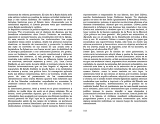 167
elementos de reforma protestante. El culto de la Razón habría sido
más exótico todavía en pueblos de exigua actividad intelectual y
floja y rala cultura filosófica. No existían las razones de otras
latitudes históricas para el Estado laico. Amamantado por la
catolicidad española, el Estado peruano tenía que constituirse
como Estado semifeudal y católico.
La República continuó la política española, en este como en otros
terrenos. "Por el patronato, por el régimen de diezmos, por los
beneficios eclesiásticos -dice García Calderón- se estableció,
siguiendo el ejemplo francés, una constitución civil de la Iglesia.
En este sentido la revolución fue tradicionalista. Los reyes
españoles tenían sobre la Iglesia, desde los primeros monarcas
absolutos, un derecho de intervención y protección: la defensa
del culto se convertía en sus manos en una acción civil y
legisladora. La Iglesia era una fuerza social, pero la debilidad de
la jerarquía perjudicaba a sus ambiciones políticas. No podría,
como en Inglaterra, realizar un pacto constitucional y delimitar
libremente sus fronteras. El rey protegía la Inquisición y se
mostraba más católico que el Papa: su influencia tutelar impedía
los conflictos, resultaba soberana y única" (29). Toca García
Calderón en este juicio, la parte débil, el contraste interno de los
Estados latinoamericanos que no han llegado al régimen de
separación. El Estado Católico no puede hacer, si su catolicismo
es viviente y activo, una política laica. Su concepción aplicada
hasta sus últimas consecuencias, lleva a la teocracia. Desde este
punto de vista el pensamiento de los conservadores
ultramontanos como García Moreno aparece más coherente que
el de los liberales moderados, empeñados en armonizar la
confesión católica del Estado con una política laica, liberal y
nacional.
El liberalismo peruano, débil y formal en el plano económico y
político, no podía dejar de serlo en el plano religioso. No es
exacto, como pretenden algunos, que a la influencia clerical y
eclesiástica haya pugnado por oponerse una fórmula jacobina. La
actitud personal de Vigil -que es la apasionada actitud de un
librepensador salido de los rangos de la Iglesia- no pertenece
propiamente a nuestro liberalismo, que así como no intentó nunca
desfeudalizar el Estado, tampoco intentó laicizarlo. Sobre el más
168
representativo y responsable de sus líderes, don José Gálvez,
escribe fundadamente Jorge Guillermo Leguía: "Su ideología
giraba en torno de dos ideas: Igualitarismo y Moralidad. Yerran,
por consiguiente, quienes, al apreciar sus doctrinas adversas a los
diezmos eclesiásticos, afirman que era jacobino. Gálvez jamás
desconoció a la Iglesia ni sus dogmas. Los respetaba y los creía.
Estaba mal informada la abadesa que el 2 de mayo exclamó, al
tener noticia de la funesta explosión de la Torre de la Merced:
'¡Qué pólvora tan bien gastada!'. Mal podría ser anticatólico, el
diputado que en el exordio de la Constitución invocaba a Dios
trino y uno. Al arrebatar Gálvez a nuestra Iglesia los gajes que
encarnaban una supervivencia feudal, sólo tenía en mente una
reforma económica y democrática; nunca un objetivo anticlerical.
No era Gálvez, según se ha supuesto, autor de tal iniciativa, ya
lanzada por el admirable Vigil" (30).
Desde que, forzada por su función de clase gobernante, la
aristocracia terrateniente adoptó ideas y gestos de burguesía, se
asimiló parcialmente los restos de este liberalismo. Hubo en su
vida un instante de evolución -el del surgimiento del Partido Civil-
en que una tendencia liberal, expresiva de su naciente conciencia
capitalista, le enajenó las simpatías del elemento eclesiástico, que
coincidió más bien -y no sólo en la redacción de un periódico-
con el pierolismo conservador y plebiscitario. En este período de
nuestra historia, como lo anoto también en otro lugar, la
aristocracia tomó un aire liberal; el demos, por reacción, aunque
clamase contra la argolla traficante, adquirió un tono conservador
y clerical. En el estado mayor civilista figuraban algunos liberales
moderados que tendían a imprimir a la política del Estado una
orientación capitalista, desvinculándola en lo posible de su
tradición feudal. Pero el predominio que la casta feudal mantuvo
en el civilismo, junto con el retardamiento que a nuestro proceso
político impuso la guerra, impidió a esos abogados y
jurisconsultos civilistas avanzar en tal dirección. Ante el poder del
clero y la Iglesia, el civilismo manifestó ordinariamente un
pragmatismo pasivo y un positivismo conservador que, salvo
alguna excepción individual, no cesaron luego de caracterizarlo
mentalmente.
 