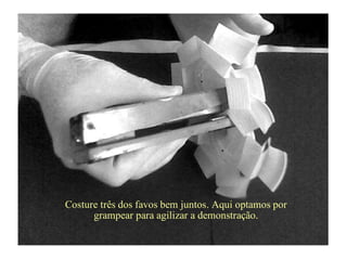Costure três dos favos bem juntos. Aqui optamos por
grampear para agilizar a demonstração.
 