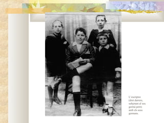 L’escriptor
(dret darrere,
subjetant al seu
germà petit)
amb els seus
germans.
 