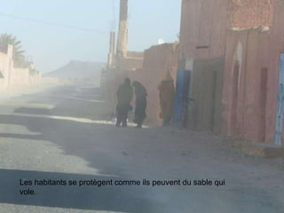 Les habitants se protègent comme ils peuvent du sable qui
vole.
 