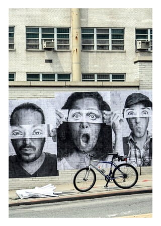 99
1
Villes en jeux
Derrière les «cultures urbaines», terme générique né
il y a vingt-cinq ans, se cachent des formes d’expression spontanées
qui se développent dans l’espace urbain; des pratiques artistiques
hybrides, témoins de la diversité culturelle qui a éclos au cœur
de fortes concentrations urbaines. Ces pratiques-là, héritage culturel
de demain, sont de celles qui permettent aux villes de réinventer
leur patrimoine.
Dès le printemps 2013, on ouvre le regard sur toutes les formes
de cultures populaires actuelles. Et largement. Si les hip-hop,
slam et rap ont depuis belle lurette acquis leurs galons, de nouvelles
esthétiques urbaines sont apparues (ou font leur retour)
dans l’espace public: musiques électroniques, activités de glisse
(skateboard, roller, Bmx…) et performances artistiques.
Elles s’invitent ici dans une friche industrielle réinvestie,
là dans des espaces à l’utilisation détournée.
Fer de lance de la contre-culture, le street art a beau être né
dans la rue, il trouve aujourd’hui une légitimité grandissante
aux yeux du grand public comme de la très select famille de l’art
contemporain. Incarnée par des artistes emballants et frondeurs
— JR ou Shepard Fairey pour ne citer qu’eux — cette culture
visuelle pénètre en profondeur l’imaginaire collectif, poétise
l’espace public, fournit du sens. Sans rompre ce lien fort
à ses origines de culture alternative, elle questionne les valeurs
de notre monde contemporain.
> Mars à juinZOOM CULTURES URBAINES
Inside out, Project The Bronx
JR, 2011
 