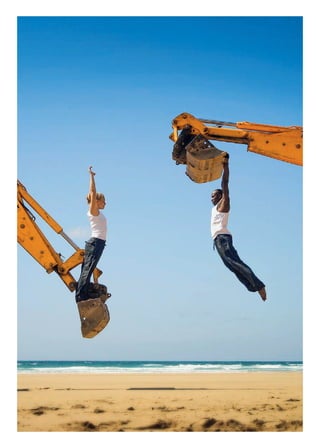 121
1
La Folle Histoire
des arts de la rue
Faire l’actualité de la scène des arts de la rue, en Europe,
en Méditerranée, interroger la relation de l’art à l’espace public,
rechercher l’excellence et le singulier de la création contemporaine,
diversifier le rapport au public en passant de l’intime à la foule
mais aussi développer de larges actions de sensibilisation
et de fidélisation à l’échelle du territoire, tels sont les mots
d’ordre que Karwan se donne pour construire le temps fort
de Marseille-Provence 2013 voué aux arts de la rue.
> MaiZOOM ARTS DE LA RUE
Machine Dance
Compagnie Motionhouse
 