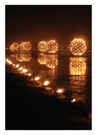 122
Marseille Provence accueille le monde
LE VIEUX-PORT ENTRE FLAMMES ET FLOTS
Spectacle inaugural du Vieux-Port par la compagnie Carabosse,
en ouverture de La Folle Histoire des arts de la rue
Nouvellement aménagé, le Vieux-Port fixe ce week-end-là son
rendez-vous de lumière : à l’initiative de Karwan, la compagnie
Carabosse y déploiera tout son vocabulaire de flammes familières et
dansantes, du simple pot à de multiples scénographies terrestres et
maritimes. Pendant deux soirs, à la nuit tombante, le public pourra
déambuler en faisant le tour complet du Vieux-Port grâce à la mise
en place de pontons en lieu et place du fameux pont transbordeur
inscrit dans la carte postale de la mémoire marseillaise. La compa-
gnie Carabosse est une compagnie célèbre dans le monde entier pour
la poésie de ses embrasements qui, au contraire des gerbes tombées
du ciel des feux d’artifice, magnifient les lieux à la bougie ou par des
flammes. Le pot de feu constitue son vocabulaire principal. Il y en
aura des milliers. À partir d’eux, la compagnie invente des scéno-
graphies flamboyantes: lianes, boules, fontaines, balancelles, giros-
copes, arches, fleurs géantes…. L’allumage fait partie de la mise en
scène, par vagues successives. Un paisible effet de merveilleux saisira
l’ensemble du Vieux-Port éclairé comme à la bougie et séquencé de
mobiles aux flammes vivantes, rade et quais confondus. Le public est
invité à s’y promener, tranquillement, comme d’habitude. Et pour-
tant, tout sera différent…
Production: Karwan. Coproduction: Marseille-Provence 2013. Partenaires financiers: Marseille
Provence Métropole — partenaire principal —, Ville de Marseille et Conseil général des Bouches-du-
Rhône, principal partenaire de La Folle Histoire des arts de la rue.
Marseille
Vieux-Port
3 & 4 mai
Installation de feu
Compagnie Carabosse
décembre 2008
 