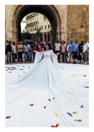 125
1
LA FOLLE HISTOIRE DES ARTS DE LA RUE
Édition spéciale 2013: Europe et Méditerranée
Après trois éditions attachées au répertoire de compagnies, l’édi-
tion spéciale 2013 de La Folle Histoire des arts de la rue, imaginée
par Karwan, avec le soutien du Conseil général des Bouches-du-
Rhône, arpente un territoire de six villes où compagnies locales se
partagent la scène avec des artistes d’Europe et de Méditerranée.
De ville en ville, La Folle Histoire 2013 dresse ainsi son panorama de
l’actualité des arts de la rue à travers une cinquantaine de représen-
tations, pour la plupart des créations ou des premières. Les diffé-
rentes façons d’investir l’espace public seront représentées: écritures
sur mesure (Machine Dance, Compagnie Motionhouse; L’Intégrale
des Trois Mousquetaires, Compagnie Les Batteurs de Pavés…); duo
inouï (Gari Grèu / Tartar(e)) ; déambulations (The Color of time,
Compagnie Artonik…), parcours urbains (À vendre, Compagnie
Thé à la Rue…) et même sorties de résidences (Compagnie
Eekuipoiz) et répertoire de compagnie finlandaise (Dance Theatre
Minimi). Et puisque la folie peut être capitale: installation poétique
et événementielle de tout le Vieux-Port entre flammes et flots par
la Compagnie Carabosse en ouverture de la manifestation; édition
spéciale 2013 de Dream City, biennale d’art contemporain en espace
public, sans compter une soirée au cœur de La Cité des arts de la rue
transformée en base arrière festive et créative. L’édition spéciale de
La Folle Histoire des arts de la rue invite à voyager depuis Marseille,
les week-ends, vers des villes du département, en semaine. Le public
part à la rencontre des compagnies locales associées à la première
édition de la manifestation en 2008 (Agence Tartar(e), Artonik, Ex
Nihilo, Générik Vapeur, ilotopie, No Tunes International) et de com-
pagnies d’Europe et de Méditerranée (Espagne, Grèce, Finlande,
Royaume-Uni, Suisse, Tunisie…). Avec en fil rouge, très rouge,
imposant, unique et polyglotte (français, anglais, arabe), le Porte-
Folie: camion-expo des arts de la rue en Europe et en Méditerranée,
ambassadeur du voyage, à visiter librement.
Production: Karwan (Bâtisseur de projets culturels territoriaux arts de la rue & arts du cirque),
en coproduction avec Marseille-Provence 2013 et le soutien principal du Conseil général
des Bouches-du-Rhône
Marseille
Charleval
Lambesc
Marignane
Aureille
Port-Saint-Louis-
du-Rhône
3 au 20 mai
Partenaire projet
The color of time
Dream City, The wishes Tree,
Raeda Saadeh, 2012
La Folle Histoire des Arts de la Rue / Zoom Arts de la rue
 