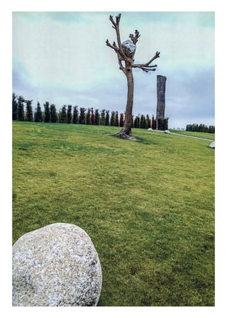 181
2
ENTRE LES LIGNES — Giuseppe Penone
Giuseppe Penone est associé au mouvement de l’Arte Povera.
Ses performances, sculptures, installations, photographies montrent
son rapport empathique avec la nature. Une rétrospective de son tra-
vail se tient à la Chapelle du Méjan. D’autres de ses œuvres, dont un
arbre monumental en bronze réalisé spécialement pour cette exposi-
tion, investissent la ville d’Arles.
Commissariat: Pascale Le Thorel. Coproduction: Association du Méjan, Marseille-Provence 2013
TENSION PRÉCAIRE — Lee Ufan
L’exposition réunit un ensemble d’œuvres récentes et inédites.
Lee Ufan est l’artiste théoricien du mouvement artistique d’avant-
garde Mono Ha (l’école des choses), considéré comme très proche
de l’Arte Povera en Europe. Ses sculptures se présentent comme
des mises en relation de pierre, de bois choisis dans la nature et de
matériaux industriels. Comme peintre, son geste tend vers un signe
unique, propre à la méditation et à l’évocation du vide.
Commissariat: Michel Enrici. Coproduction: Association du Méjan, Marseille-Provence 2013
Arles
Chapelle Saint-
Martin du Méjan
Juillet à septembre
Arles
Chapelle Saint-
Martin du Méjan,
Le Capitole
Juillet à septembre
Les expositions du Méjan
Rêves des deux rives
Ci-contre:
Idee di pietra,
Giuseppe Penone
Page précédente:
1. Ellipse dans le trapèze,
rouge, Felice Varini,
Strasbourg, 2010 —
Actualisation n°1.
Exposition: De leur temps (3)
10 ans de création en France:
le Prix Marcel Duchamp
— Musée des Beaux-Arts
de la ville de Strasbourg.
Collection Odile et Eric
Finck-Beccafico, Versailles.
2. Exposition Nuage,
métal, résine, papier,
Courtesy Galerie Dix9, Paris
3. Architecture, contre-
architecture: transposition
Daniel Buren, travail in
situ (détail), Mudam,
Luxembourg, octobre 2010
 