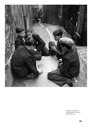 185184
Marseille Provence à ciel ouvert
LE MARSEILLE DES PHOTOGRAPHES
Déployé sur la place Bargemon, un album composé de cinquante
photographies «grand format», raconte un siècle et demi de l’his-
toire de Marseille vue à travers l’objectif de photographes célèbres et
anonymes qui en ont arpenté les rues.
Coproduction: Terre Bleue, Marseille-Provence 2013
LES RENCONTRES D’ARLES 2013
Avec plus de vingt espaces, soixante expositions, les Rencontres
de la Photographie d’Arles 2013 proposent une programmation
exceptionnelle essentiellement consacrée au Noir et Blanc. Cette
technique, qui a longtemps été considérée comme seule représen-
tante de la photographie d’art, a largement cédé la place à la couleur
depuis une vingtaine d’années. Les visiteurs peuvent, le temps d’une
édition, retrouver cette vision du monde, et comme toujours aux
Rencontres il en est fait de très libres interprétations par de nom-
breux artistes et commissaires invités.
Direction artistique: François Hébel. Production: Les Rencontres de la photographie d’Arles. Marseille-
Provence 2013 coproduit l’exposition consacrée aux photographies peintes du Moyen-Orient.
RESTER-PARTIR
Le film Three of us de Brigitte Bauer est prétexte au développement
d’une édition du Festival Voies Off consacrée à la Méditerranée,
et plus particulièrement au phénomène de migration : comment
sonder puis éclairer le conflit intérieur qui assaille les hommes
et les femmes amenés à quitter leur pays?
Coproduction: Festival Voies Off, Marseille-Provence 2013
Arles
Galerie Voies Off
Juillet à septembre
Arles
Divers lieux
1er juillet
au 22 septembre
Photographie
Marseille
Place Bargemon
1er juin au 4 août
Partenaire projet
Exposition Le Marseille
des photographes. Marseille,
Willy Ronis, 1938
 