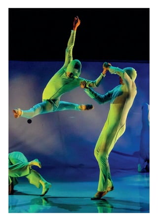 215
2
Danse en été
En 2013, Marseille Provence assure la présence de la danse
tout au long de l’année: de janvier, avec la création
franco-algérienne d’Abou Lagraa au Grand Théâtre de Provence,
à novembre, avec le Festival Dansem, les grands créateurs
Angelin Preljocaj, Frédéric Flamand, Georges Appaix,
Christophe Haleb, Michel Kelemenis et bien d’autres expriment
une joyeuse exubérance chorégraphiée. L’été sera un moment
privilégié avec, en ouverture, une édition exceptionnelle
du Festival de Danse et des Arts multiples de Marseille
(F/D/Am/M*) et en clôture un moment fédérateur des opérateurs
qui présentent un temps fort consacré à la création en Méditerranée
«Août en Danse».
> Juin et aoûtZOOM DANSE
H2O, Mémoires de l’Eau
Compagnie Ballet d’Europe
— Jean-Charles Gil
 