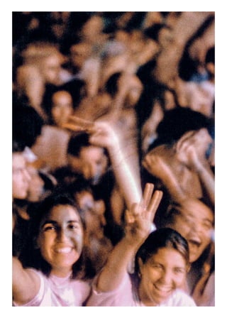 29
1
Week-end d’ouverture
> 12 et 13 janvier
Les partenaires officiels
soutiennent le week-end
d’ouverture
Le week-end des 12 et 13 janvier marque le coup d’envoi
de Marseille-Provence 2013. Cet événement avec quatre temps forts
festifs et de multiples propositions d’expositions donne le ton
d’une année entière de culture, de fêtes et de découvertes;
artistes, lieux culturels, habitants et visiteurs s’associent
pour commencer l’année Capitale en beauté.
Avec le concours
d’Air France, transporteur
aérien officiel
Concert à Miramas
 