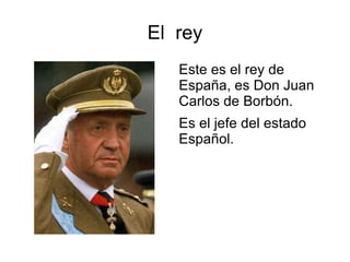 El escudo tiene dos  columnas a los lados y encima la corona que representa la monarquía. 