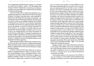 em sua organização social determinada, e porque é o economista
par excellence [por excelência - francês - N.E.] da produção. Aqui
ressurge novamente o absurdo dos economistas que consideram a
produção como uma verdade eterna, enquanto encerram a história
no domínio da distribuição.
A questão de saber qual é a relação dessa distribuição com a
produção que determina é evidentemente do domínio da própria
produção. Se se dissesse, então, pelo menos - pois a produção de-
pende de certa distribuição dos instrumentos de produção - que
a distribuição nesse sentido precede à produção, é pressuposta por
ela, poder-se-ia dizer que na realidade a produção tem condições
e pressuposições que constituem os seus momentos. Pode parecer,
em princípio, que essas têm uma origem espontânea. Pelo próprio
processo de produção, convertem-se de fatores espontâneos em
fatores históricos e se, em relação a um período, aparecem como
pressuposição natural da produção, em relação a outro, em troca,
tornam-se um resultado histórico. No interior da produção são
constantemente transformadas. O emprego do maquinismo, por
exemplo, modifica a distribuição dos instrumentos de produção
tanto quanto dos produtos, e até a grande propriedade territorial
moderna é o resultado do comércio e da indústria modernos, como
da aplicação da última à agricultura.
Todas as questões tratadas se reduzem, pois, em último termo,
ao extremo de saber de que maneira as condições históricas gerais
afetam a produção e qual é a conexão entre produção e movimento
histórico. A questão evidentemente pertence à discussão e à análise
da própria produção.
Contudo, na forma trivial em que acabam de ser expostas,
podem ser resolvidas facilmente. Todas as conquistas compor-
tam três possibilidades. O povo conquistador submete o povo
conquistado a seu próprio modo de produção (os ingleses, por
exemplo, na Irlanda no século 19 e em parte na índia), ou então
deixa subsistir o antigo modo e contenta-se com um tributo (os
turcos e os romanos, por exemplo); ou então estabelece-se uma
ação recíproca que produz algo novo, uma síntese (isso ocorreu em
parte nas conquistas germânicas). Em todos os casos, o modo de
produção, seja o do povo conquistador, seja o do povo conquista-
do, seja o que procede da fiisão de ambos, é decisivo para a nova
distribuição que se estabelece. Embora esta surja como uma condição
prévia para o novo período de produção, ela própria é um produto
da produção, não somente da produção histórica em geral, mas
também da produção histórica determinada. Os mongóis, em suas
devastações na Rússia, por exemplo, agiam de conformidade com
sua produção, que não exigia senão o pasto, para o qual as grandes
extensões dos países despovoados constituem uma condição capital.
Os germanos bárbaros, para os quais a agricultura praticada pelos
servos era a produção tradicional e que estavam acostumados ávida
solitária no campo, podiam, com muito maior facilidade, submeter
as províncias romanas a essas condições, pois a concentração da
propriedade da terra, que nelas havia se operado, transformara já por
completo os antigos sistemas de agricultura. E uma noção tradicio-
nal que se tem visto em certos períodos unicamente de pilhagem.
Mas, para poder saquear, é necessário que exista algo que saquear,
isto é, produção. E o próprio gênero de pilhagem é determinado
pelo gênero da produção. Não se pode saquear uma stock jobbing
nation [nação de especuladores de Bolsa - inglês - N. E.] da mesma
maneira que uma nação de vaqueiros.
Quando se rouba o escravo, rouba-se diretamente o instrumen-
to de produção. Mas também é preciso que a produção do país
para o qual tenha sido roubado se encontre organizada de maneira
que admita o trabalho de escravos ou, ainda (como na América
do Sul etc.), é necessário que se crie um modo de produção que
corresponda à escravidão.
As leis podem perpetuar um instrumento de produção, a
terra, por exemplo, em certas famílias. Essas leis adquirem uma
importância econômica unicamente onde a grande propriedade
 