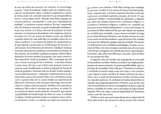 de uma das esferas da economia. Ao contrário, na terminologia
marxista, "modo de produção" implica todo um complexo socio-
cultural, extremamente típico e variável; compreende as noções
de forma social e de conteúdo material em sua correspondência
efetiva. Contra Adam Smith e Ricardo, Karl Marx emprega um
conceito sintético, contrapondo-o, como uma "reprodução da
realidade", ao primitivo conceito analítico. Por isso, compreende
nele três elementos essenciais, em geral considerados isoladamen-
te por seus críticos: a) as forças materiais de produção (as forças
naturais e os instrumentos de produção como máquinas, técnicas,
invenções etc.); b) um sistema de relações sociais, que definem
a posição relativa de cada indivíduo na sociedade através do seu
status econômico; c) um sistema de padrões de comportamento,
de que depende a preservação ou transformação da estrutura so-
cial existente. Esses elementos são interativos. Qualquer mudança
numa das esferas provoca mudanças concomitantes nas demais. As
duas últimas, nas sociedades capitalistas europeias, esclarece Marx,
dependem da forma imediata da primeira, que assim constitui a
base material do "modo de produção". Mas a articulação das três
com o sistema social geral não é uniforme - a das duas últimas
é muito maior. Por isso o que é efeito num momento torna-se a
causa em outro (modificações no sistema social geral em função do
modo de produção). Deixando tudo isso de lado, Sorokin maneja o
conceito defeituosamente - reduzindo-o implicitamente à sua pri-
meira esfera como se fosse possível lidar com os fenômenos sociais
como o químico lida com os corpos simples nas experiências de
laboratório. Entretanto, indo um pouco mais longe, procura des-
cobrir aí a relação causal mecanicista. Satisfeito com a descoberta,
endereça a Marx todas as restrições que este fizera, no século 19,
ao conceito de relação causal unilateral e irreversível, que suprime
a possibilidade da transformação do efeito em causa. A confusão
é evidente. Sorokin pretende estudar as correlações entre os diver-
sos fenômenos sociais; e os métodos que indica nos mostram em
que consiste a sua confusão. Onde Marx enxerga uma totalidade
em processo, Sorokin vê um sistema de forças interrelacionadas.
Assim, enquanto para o primeiro importava descobrir as leis que
explicavam a sociedade capitalista europeia do século 19, que
explicariam também a transitoriedade do capitalismo, o segundo
quer saber que relações existem entre o fenômeno religioso e o
econômico, o fenômeno religioso e o político etc., tomando um
dos termos como variável independente e o outro como função. As
conclusões de Marx indicavam-lhe que essas relações são variáveis
de sociedade para sociedade e numa mesma sociedade ao longo
do seu desenvolvimento histórico; mas Sorokin pensava em certa
forma muito sua de funcionalismo, capaz de fornecer-lhe verdades
universais, leis válidas para qualquer tipo de sociedade. Novamente
nos defrontamos com o problema metodológico: Sorokin, ao con-
trário de Marx, tem uma concepção naturalista das ciências sociais
e defende por conseguinte um método quantitavo e generalizador.
Entretanto, salta sobre essas diferenças, atacando a obra de Marx
de uma perspectiva falsa.
A segunda crítica de Sorokin está impregnada de acentuado
sensacionalismo científico. Todavia, no fundo é um simples prolon-
gamento do equívoco anterior. A sua principal dificuldade, aqui, é o
princípio de contradição. Parece-lhe que o "fenômeno econômico"
é concebido ao mesmo tempo como uma coisa e o seu contrário:
o que negaria a noção científica de relação uniforme de causa e
efeito, isto é, a noção do determinismo científico. Existem aí não
um, mas dois equívocos. As confusões de Sorokin desenvolvem-se
segundo uma progressão geométrica. Primeiro, seria de fato uma
coisa extraordinária encontrar-se um hegeliano autêntico capaz de
pensar a realidade de acordo com os princípios da lógica formal.
Segundo, Marx não nega a noção de regularidade dos fenômenos
sociais, como foi visto acima.
Verifica-se, pois, que os principais obstáculos à compreensão de
Marx pelos autores que encaram as ciências sociais como ciências
 