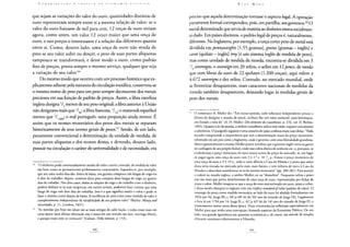 que sejam as variações do valor do ouro, quantidades distintas de
ouro representam sempre entre si a mesma relação de valor: se o
valor do ouro baixasse de mil para cem, 12 onças de ouro teriam
agora, como antes, um valor 12 vezes maior que uma onça de
ouro, e nos preços o interessante é a relação das diferentes quanta
entre si. Como, doutro lado, uma onça de ouro não muda de
peso se seu valor subir ou desçer, o peso de suas partes alíquotas
tampouco se transformará, e desse modo o ouro, como padrão
fixo de preços, presta sempre o mesmo serviço, qualquer que seja
a variação de seu valor.66
Do mesmo modo que ocorreu com um processo histórico que ex-
plicaremos adiante pela natureza da circulação metálica, conservou-se
o mesmo nome de peso para um peso sempre decrescente dos metais
preciosos em sua função de padrão de preços. Assim, a libra esterlina
inglesa designa V3 menos de seu peso original; a libra anterior à União
não designava mais que V36; a libra francesa, Vy4; o maravedi espanhol
menos que 1/] 000; o real português, uma proporção ainda menor. É
assim que os nomes monetários dos pesos dos metais se separam
historicamente de seus nomes gerais de pesos.67 Sendo, de um lado,
puramente convencional a determinação da unidade de medida, de
suas partes alíquotas e dos nomes destas, e devendo, doutro lado,
possuir na circulação o caráter de universalidade e de necessidade, era
"O dinheiro pode continuadamente mudar de valor e servir, contudo, de medida de valor
tão bem como se permanecesse perfeitamente estacionário. Suponha-se, por exemplo,
que seu valor tenha descido. Antes da baixa, um guinéu comprava três fangas de trigo ou
6 dias de trabalho; depois, somente dava para comprar duas fangas de trigo ou quatro
dias de trabalho. Nos dois casos, dadas as relações do trigo e do trabalho com o dinheiro,
podem deduzir-se as suas recíprocas; em outros termos, podemos fazer constar que uma
fanga de trigo vale dois dias de trabalho. Isso é o que significa medir o valor e pode se
fazer o mesmo como depois da baixa. A excelência de uma coisa como medida de valor é
completamente independente da variabilidade de seu próprio valor" (Bayley: Money and
vicissitudes, p. 11, Londres, 1837).
67 "As moedas que hoje são ideais são as mais antigas de cada nação, e todas eram reais em
certa época (essa última afirmação não é exata em um sentido tão lato, restringe Marx),
e porque eram reais se contavam" (Galiani, Della moneta, p. 153).
preciso que aquela determinação tomasse o aspecto legal. A operação
puramente formal correspondeu, pois, em partilha, aos governos.68 O
metal determinado que servia de matéria ao dinheiro estava socialmen-
te dado. Em países distintos, o padrão legal de preços é, naturalmente,
diferente. Na Inglaterra, por exemplo, a onça como peso de metal está
dividida empennyweights[1,55 gramas], grains [gramas - inglês] e
carat [quilate - inglês] troy[é um sistema inglês de medida de peso];
mas como unidade de medida da moeda, encontra-se dividida em 3
7g sovereignsy o sovereign em 20 xelins, o xelim em 12 pence, de modo
que cem libras de ouro de 22 quilates (1.200 onças), aqui valem a
4.672 sovereigns e dez xelins. Contudo, no mercado mundial, onde
as fronteiras desaparecem, esses caracteres nacionais de medidas da
moeda também desaparecem, deixando lugar às medidas gerais de
peso dos metais.
Í,H O romântico A. Muller diz: "Em nossa opinião, todo soberano independente possui o
direito de designar a moeda de metal, atribuir-lhe um valor nominal, uma hierarquia,
um Estado e uma lei" (A. H. Muller: Die elemente des staatskunst, p. 276, vol. II, Berlim,
1809). Quanto à lei da moeda, o senhor conselheiro áulico tem razão: esquece unicamente
a substância. O parágrafo seguinte é uma amostra de quão confusas eram suas ideias: "Todo
mundo compreende a importância que tem a determinação exata do preço monetário,
sobretudo em um país como a Inglaterra, onde o governo, com uma liberalidade grandiosa,
fabrica gratuitamente a moeda (Muller parece acreditar que o governo inglês retira os gastos
de cunhagem de seu próprio bolso), onde não cobra direito de senhorio etc. e, portanto, se
estabelecesse o preço monetário do ouro muito acima do preço do mercado, se, em lugar
de pagar agora uma onça de ouro com 3 £ 17 x. 10 V p., fixasse o preço monetário de
uma onça de ouro a 3 £ 19 x., todo o ouro afluiria à Casa da Moeda e a prata que saísse
desta seria trocada no mercado pelo ouro mais barato, e este voltaria de novo à Casa da
Moeda e a desordem assenhorear-se-ia do sistema monetário" (pp. 280-281). Para manter
a ordem na moeda inglesa, o senhor Muller cai na "desordem". Enquanto xelins e pence
não são mais que partes determinadas de uma onça de ouro, representadas por fichas de
prata e cobre, Muller imagina-se que a onça de ouro está estimada em ouro, prata e cobre,
e desse modo obsequia os ingleses com um tríplice standardof value (padrão de valor). O
emprego da prata como medida monetária ao lado do ouro foi abolido formalmente em
1816 por 56, Jorge III, c. 68 [a 68a lei do 56° ano do reinado de Jorge III]. Legalmente
o tora já em 1734 por 14, Jorge II, c. 42 [a 42a lei do 14° ano do reinado de Jorge II], e
praticamente muito antes dessa época. Duas circunstâncias influíram especialmente em
Muller para que tenha uma concepção chamada superior da Economia Política. De um
lado, sua grande ignorância em questões econômicas e, de outro, sua atitude de simples
diletante entusiasta relativamente à Filosofia.
 
