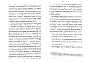 distintos uniformes nacionais. A esfera na qual o dinheiro circula
como moeda é uma esfera interior da circulação das mercadorias
circunscrita pelas fronteiras de uma comunidade, e que se separa
da circulação geral do mundo das mercadorias. Entretanto, o
ouro em barra e o cunhado só se distinguem entre si no que se
distinguem por seu nome de moeda e por seu nome de peso. O
que, no último caso, era diferença de nome aparece agora como
simples diferença de figura. A moeda pode ser deitado ao cadinho
e convertido em ouro, e vice-versa; basta enviar o lingote à Casa da
Moeda para que tome a forma de moeda. A operação de converter
e reconverter uma figura em outra é puramente técnica.
Com cem libras ou 1,2 mil onças de ouro de 22 quilates obtêm-
se na Casa da Moeda inglesa 4.672 e meia £ ou soberanos de ouro,
e se se colocam esses sobre um dos pratos da balança e no outro
cem libras de ouro em lingote, há equilíbrio de peso e obtém-se a
prova de que o soberano não é outra coisa que a parte de peso de
ouro indicada com aquele nome no preço monetário inglês, com
figura e inscrição próprias. Os 4.672 e meio soberanos de ouro
são lançados à circulação de diversos pontos, e, arrastados por ela,
realizam num dia um número determinado de voltas; uns mais,
outros menos. Se o número médio de voltas diárias de cada onça
fosse dez, as 1,2 mil onças de ouro realizariam uma soma total de
preços de mercadorias que subiriam a 12 mil onças ou 46.725
soberanos. Por muitas voltas que se lhe dê, uma onça de ouro
nunca pesará tanto quanto dez onças. Porém, aqui, no processo de
circulação, uma onça pesa efetivamente como dez onças. A moeda,
nos limites do processo de circulação, é igual ao quantum de ouro
que contém multiplicado pelo número de voltas que dá. Alem de
sua existência real como peça de ouro de um peso determinado,
a moeda adquire uma existência ideal que nasce de sua função.
Todavia, embora o soberano percorra o círculo uma ou dez vezes,
em cada compra ou venda isoladas atua como um só soberano.
Pode se falar dele como do general que, graças à sua oportuna
K A R I. M A K X
presença em dez pontos distintos em um dia de batalha, substitui
dez generais; todavia, apesar disso, em nenhum desses dez pontos
distintos não deixa de ser sempre o mesmo general. A idealização
do instrumento de circulação, que, durante o curso do dinheiro,
se produz porque a rapidez supre a quantidade, refere-se apenas à
função da moeda no processo de circulação, mas não afeta a peça
de moeda individual.
Não obstante, o curso do dinheiro é um movimento exterior, e
o soberano, embora non olet [o dinheiro não tem cheiro; a receita
advinda da tributação não é acompanhada das características do
fato tributado - latim], frequenta uma sociedade muito heterogê-
nea. O atrito de todas as maneiras, pelas mãos, nas bolsas, bolsos,
porta-níqueis, cinturões, caixas e arcas, desgasta a moeda, deixando
um átomo aqui, outro ali, e por causa desse desgaste perde, em sua
carreira, cada vez mais do seu conteúdo. Porque a usamos, a moeda
se desgasta. Detenhamos o soberano no momento em que seu
caráter nativo, puro, não se acha mais que ligeiramente roçado.
Um padeiro que receba hoje do banco um soberano reluzente e novo e
no dia seguinte o remete ao moleiro, não lhe dá o mesmo "verdadeiro"
soberano; esse está mais leve do que quando o havia recebido.101
É evidente que as espécies, devido à própria natureza das coisas, têm que se
depreciar peça por peça, em consequência do desgaste habitual e inevitável.
Excluir inteiramente da circulação num momento qualquer, mesmo que
não fosse senão por um só dia, as peças leves de moeda, constitui uma
impossibilidade física.102
Jacob pensa que dos 380 milhões de libras esterlinas, que
existiam em 1809 na Europa, 19 milhões tinham desaparecido
"" Dodd, Curiosities ofindustry etc., Londres, 1854.
lhe Currency question reviewed, etc., by a banker, Edinburgo, 1845, p. 69, t passim. "Se
um escudo um pouco usado se reputasse como um valor algo menor que um escudo novo,
a circulação deter-se-ia a cada momento e não haveria um só pagamento que não fosse
discutido", G. Garnier, tomo I, p. 24.
 