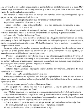 Jane y Michael no recordaban ninguna noche en que les hubieran mandado tan pronto a la cama. Mary
Poppins apagó la luz cuando aún era muy temprano y se fue a toda prisa, como si tuviera a todos los
vientos del mundo soplando a sus espaldas.
Pero no tenían la sensación de llevar ahí más que unos instantes, cuando de pronto oyeron a alguien
que, en voz muy baja, susurraba desde la puerta:
—¡Jane, Michael, daos prisa! ¡Echaos algo por encima y venid corriendo!
Sorprendidos y asustados, saltaron de la cama.
—Vamos —dijo Jane—. Aquí está pasando algo. —Y se puso a rebuscar a oscuras entre la ropa.
—¡De prisa! —volvió a decir la voz.
—¡Ay, es que sólo encuentro mi sombrero de marinero y un par de guantes! —dijo Michael, que iba
corriendo de un lado a otro de la habitación, abriendo todos los cajones y palpando los estantes.
—Con eso vale. Póntelos. No hace frío. Venga.
Jane, por su parte, sólo había encontrado un abriguito de John, pero metió los brazos en las mangas
como pudo y se fue a abrir la puerta. Allí no había nadie, sin embargo les pareció oír un ruido que se
alejaba rápidamente escaleras abajo. Jane y Michael lo siguieron. Fuera lo que fuera —o quien fuera—
siempre lo tenían delante.
Aunque no podían verlo, estaban seguros de que algo que no dejaba de hacerles señas para que lo
siguieran les estaba guiando. Pronto se encontraron en la calle, correteando con sus zapatillas, que
producían un suave silbido al rozar contra el pavimento.
—¡Deprisa! —les apremió de nuevo la voz desde la siguiente esquina, pero cuando la doblaron, allí
no había nadie. Se cogieron de la mano y se pusieron a correr como locos detrás de aquella voz: bajaron
por calles y callejones, cruzaron arcos y atravesaron parques hasta que, jadeando y casi sin aliento, se
detuvieron junto a un torniquete que había empotrado en un muro.
—¡Ya habéis llegado! —dijo la voz.
—Ya hemos llegado, ¿adonde? —le preguntó Michael. Pero no hubo respuesta. Jane le tiró del brazo
y avanzó hacia el torniquete.
—¡Mira! —dijo—. ¿No ves dónde estamos? ¡Es el zoo!
Alumbrado por la luz de una espléndida luna llena, que resplandecía en el cielo, Michael examinó la
reja de hierro y miró a través de las barras. ¡Era verdad! ¡Qué tonto había sido de no darse cuenta de que
aquello era el zoo!
—¿Pero cómo vamos a entrar? —dijo—. No tenemos dinero.
—¡No hay problema! —afirmó una voz ronca y profunda—. Hoy es gratis para los visitantes
especiales. ¡Empujad el torniquete, por favor!
Jane y Michael empujaron y, en menos de un segundo, se encontraban ya al otro lado del torniquete.
—Aquí tenéis vuestra entrada —dijo la voz ronca, y, al levantar la vista, resultó que pertenecía a un
enorme oso pardo, que llevaba puesto un gabán con botones dorados y una gorra de visera. Con una de
sus garras, les estaba tendiendo un par de entradas de color rosa.
—Pero si lo normal es que seamos nosotros los que tenemos que enseñar las entradas —dijo Jane.
—¡Lo normal, lo normal! Esta noche toca recibirlas —dijo el oso, sonriendo.
Michael, que había estado mirando atentamente al oso, le dijo:
 