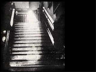 FANTASMA EN  LAS ESCALERAS DE  UNA VIEJA CASONA 