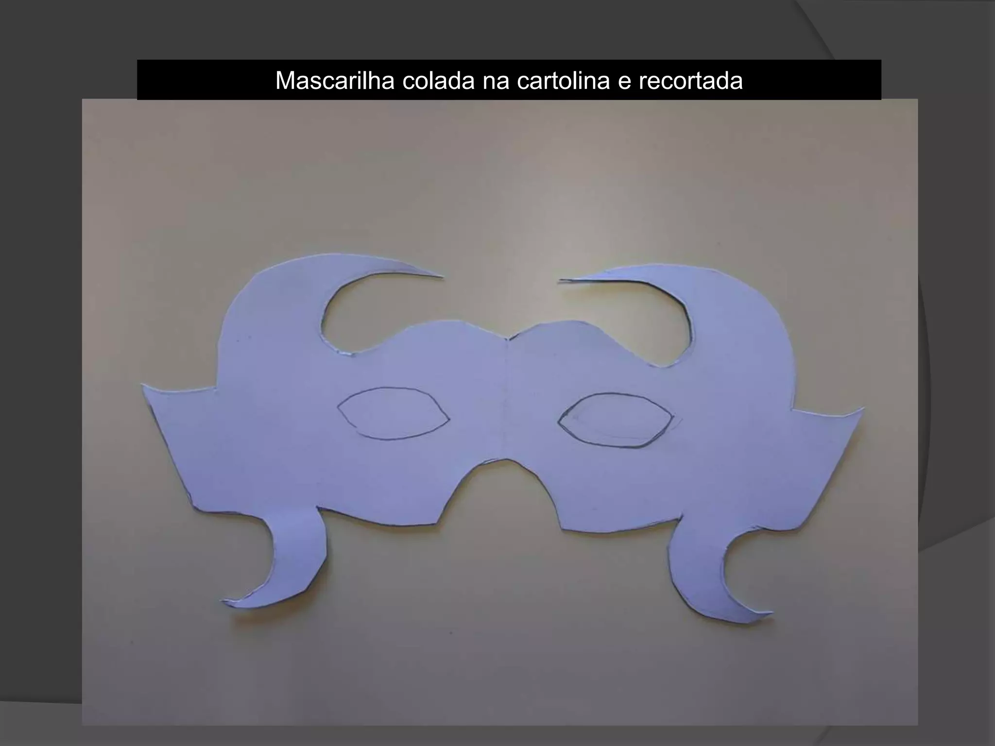 Mascarilha colada na cartolina e recortada
 