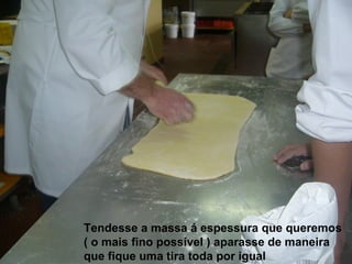 Tendesse a massa á espessura que queremos ( o mais fino possível ) aparasse de maneira que fique uma tira toda por igual   