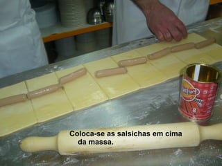 Coloca-se as salsichas em cima da massa. 