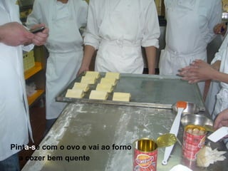 Pint a-s e com o ovo e vai ao forno a cozer bem quente   