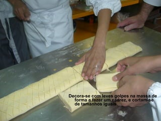 Decora-se com leves golpes na massa de forma a fazer um xadrez, e cortam-se de tamanhos iguais 