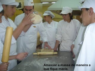 Amassar a massa de maneira a que fique macia. 