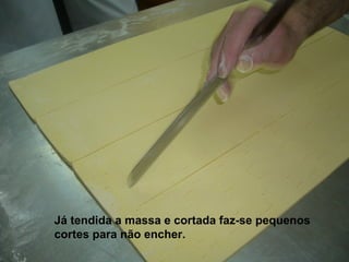 Já tendida a massa e cortada faz-se pequenos cortes para não encher. 