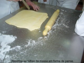Recortou-se folhas da massa em forma de parras. 