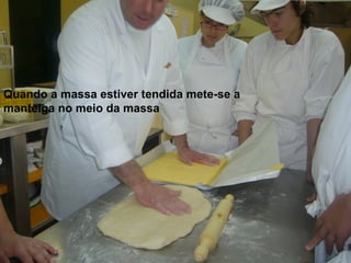 Quando a massa estiver tendida mete-se a manteiga no meio da massa  