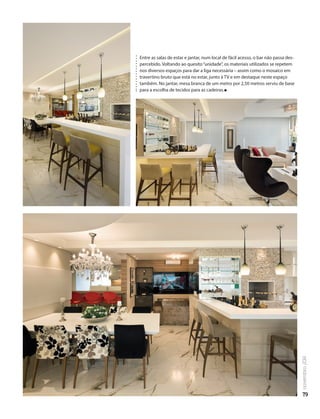 79
novembro
2014
Entre as salas de estar e jantar, num local de fácil acesso, o bar não passa des-
percebido. Voltando ao quesito“unidade”, os materiais utilizados se repetem
nos diversos espaços para dar a liga necessária – assim como o mosaico em
travertino bruto que está no estar, junto à TV e em destaque neste espaço
também. No jantar, mesa branca de um metro por 2,50 metros serviu de base
para a escolha de tecidos para as cadeiras.
 