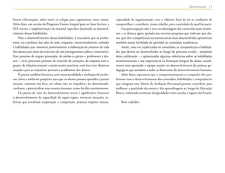  Apresentação 11
buscar informações, saber ouvir os colegas para argumentar, entre outras.
Além disso, em escolas do Programa Ensino Integral para os Anos Iniciais, a
SEE iniciou a implementação de material específico destinado ao desenvol-
vimento dessas habilidades.
Para o desenvolvimento dessas habilidades, é necessário que os profes-
sores, no cotidiano das salas de aula, resgatem, intencionalmente, atitudes
e habilidades que orientem positivamente a elaboração de projetos de vida
dos alunos por meio do exercício de um protagonismo sadio e construtivo.
Esse processo de resgate pressupõe, de ambas as partes – professores e alu-
nos -, ricos processos pessoais de controle de emoções, de empatia com o
grupo, de relações pessoais e sociais muito positivas, com foco nos objetivos
traçados para as trajetórias pessoais e acadêmicas dos alunos.
É preciso também favorecer, com intencionalidade e mediação do profes-
sor, clima e ambiente propícios para que os alunos possam aprender a prestar
atenção, sustentar um foco, ter calma, não ser impulsivo, ser determinado,
confiante, e potencializar seus recursos internos, como foi dito anteriormente.
Do ponto de vista do desenvolvimento social é significativo favorecer
o desenvolvimento da capacidade de seguir regras, vivenciar situações co-
letivas que envolvam cooperação e competição, praticar respeito mútuo,
capacidade de argumentação com o objetivo final de ter as condições de
compartilhar e contribuir, como cidadão, para a sociedade da qual faz parte.
Essa preocupação não é nova na abordagem dos currículos mais moder-
nos e se destaca agora apoiada nas recentes pesquisas que indicam que alu-
nos que têm competências socioemocionais mais desenvolvidas apresentam
também maior facilidade de aprender os conteúdos acadêmicos.
Assim, uma vez explicitados os conteúdos, as competências e habilida-
des que devem ser desenvolvidos ao longo do percurso escolar - propósito
desta publicação - e apresentadas algumas referências sobre as habilidades
socioemocionais e sua importância na formação integral do aluno, acredi-
tamos estar apoiando a equipe escolar no desenvolvimento de práticas pe-
dagógicas que atendam a todas as dimensões do desenvolvimento humano.
Além disso, esperamos que o comprometimento e o empenho dos pro-
fessores com o desenvolvimento dos conteúdos, habilidades e competências
que integram esta Matriz da Avaliação Processual possam contribuir para
melhorar a qualidade do ensino e das aprendizagens ao longo da Educação
Básica, reduzindo eventuais desigualdades entre escolas e regiões do Estado.
Bom trabalho.
 