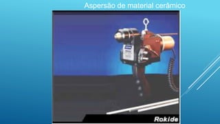 Aspersão de material cerâmico
 