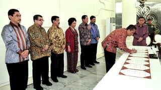 Pengguna Narkoba Lebih Baik Direhabilitasi Daripada Dipenjara 
Kesepakatan Bersama 
Untuk Menyelamatkan Pengguna Narkotika 
18 
Koordinasi & 
kerjasama 
Pedoman teknis 
Terlaksananya proses 
rehabilitasi medis 
dan/atau sosial di 
tingkat penyidikan, 
penuntutan, 
persidangan dan 
pemidanaan 
Tujuan Peraturan Bersama 
 
