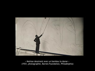 « Matisse dessinant avec un bambou la danse »
(1931, photographie, Barnes Foundation, Philadelphia)
 