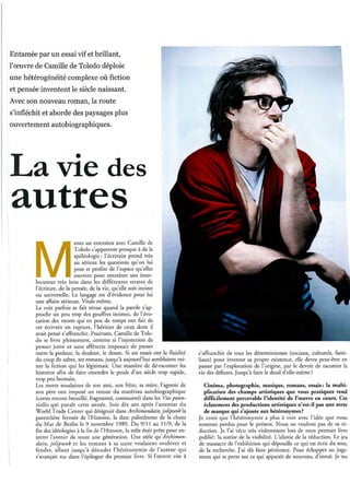 Entamée par un essai vif et brillant,
l' œuvre de Camille de Toledo déploie
une hétérogénéité complexe où fiction
et pensée inventent le siècle naissant.
Avec son nouveau roman, la route
s'infléchit et aborde des paysages plus
ouvertement autobiographiques.




La vie des
autres
                           ener un entretien avec Camille de




        M
                           Toledo s'apparente presque à de la
                           spéléologie: l'écrivain prend très
                           au sérieux les questions qu'on lui
                           pose et profite de l'espace qu'elles
                           ouvrent pour entraîner son inter-
        locuteur très loin dans les différentes strates de
        l'écriture, de la pensée, de la vie, qu'elle soit intime
        ou universelle. Le langage est d'évidence pour lui
        une affaire sérieuse. Vitale même.
        La voix parfois se fait ténue quand la parole s'ap-
        proche un peu trop des gouffres intimes, de l'évo-
        cation des morts qui en peu de temps ont fait de
        cet écrivain en rupture, l'héritier de ceux dont il
        avait pensé s'affranchir. Pourtant, Camille de Tole-
        do se livre pleinement, comme si l'injonction de
        penser juste et sans affèterie imposait de passer
        outre la pudeur, la douleur, le doute. Si ses essais ont la fluidité       s'affranchir de tous les déterminismes (sociaux, culturels, fami-
        du coup de sabre, ses romans, jusqu'à aujourd'hui semblaient mi-           liaux) pour inventer sa propre existence, elle devra peut-être en
        ner la fiction qui les légitimait. Une manière de dé-raconter les          passer par l'exploration de l'origine, par le devoir de raconter la
        histoires afin de faire entendre le pouls d'un siècle trop rapide,         vie des défunts. Jusqu'à faire le deuil d'elle-même?
        trop peu humain.
        Les morts soudaines de son ami, son frère, sa mère, l'agonie de              Cinéma, photographie, musique, romans, essais: la multi-
        son père Ont imposé un retour du matériau autobiographique                   plication des champs artistiques que vous pratiquez rend
        (certes encore brouillé, fragmenté, contourné) dans les Vies poten-          difficilement percevable l'identité de l'œuvre en cours. Cet
        tielles qui paraît cette ann ée. Soit dix ans après l'attentat du            éclatement des productions artistiques n'est-il pas une sorte
        World Trade Center qui désignait dans Archimondain, jolipunk la              de masque qui s'ajoute aux hétéronymes?
        parenthèse fermée de l'Histoire, la date palindrome de la chute            Je crois que l'hétéronymie a plus à vo ir avec l' idée que nous
        du Mur de Berlin le 9 novembre 1989. Du 9/11 au 11/9, de la                sommes perdus pour le présent. Nous ne voulons pas de sa ré-
        fin des idéologies à la fin de l'Histoire, la stèle était prête pour en-   duction. Je l'ai vécu très violemment lors de mon premier livre
        terrer l'avenir de toute une génération. Une stèle qu'Archimon-            publié: la sottise de la visibilité. L'idiotie de la réduction. Le jeu
        dain , jolipunk et les romans à sa suite voulaient soulever et             de massacre de l'exhibition qui dépouille ce qui est écrit du sens,
        fendre , allant jusq u'à dénuder l'hétéronymie de l'auteur qui             de la recherche. J'ai dû faire pénitence. Pour échapper au juge-
        s'avançait nu dans l'épilogue du premier livre. Si l'œuvre vise à          ment qui se porte sur ce qui apparaît de nouveau, d'inouï. Je me
 