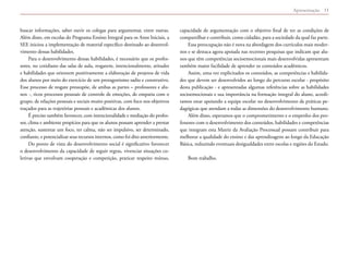  Apresentação 11
buscar informações, saber ouvir os colegas para argumentar, entre outras.
Além disso, em escolas do Programa Ensino Integral para os Anos Iniciais, a
SEE iniciou a implementação de material específico destinado ao desenvol-
vimento dessas habilidades.
Para o desenvolvimento dessas habilidades, é necessário que os profes-
sores, no cotidiano das salas de aula, resgatem, intencionalmente, atitudes
e habilidades que orientem positivamente a elaboração de projetos de vida
dos alunos por meio do exercício de um protagonismo sadio e construtivo.
Esse processo de resgate pressupõe, de ambas as partes – professores e alu-
nos -, ricos processos pessoais de controle de emoções, de empatia com o
grupo, de relações pessoais e sociais muito positivas, com foco nos objetivos
traçados para as trajetórias pessoais e acadêmicas dos alunos.
É preciso também favorecer, com intencionalidade e mediação do profes-
sor, clima e ambiente propícios para que os alunos possam aprender a prestar
atenção, sustentar um foco, ter calma, não ser impulsivo, ser determinado,
confiante, e potencializar seus recursos internos, como foi dito anteriormente.
Do ponto de vista do desenvolvimento social é significativo favorecer
o desenvolvimento da capacidade de seguir regras, vivenciar situações co-
letivas que envolvam cooperação e competição, praticar respeito mútuo,
capacidade de argumentação com o objetivo final de ter as condições de
compartilhar e contribuir, como cidadão, para a sociedade da qual faz parte.
Essa preocupação não é nova na abordagem dos currículos mais moder-
nos e se destaca agora apoiada nas recentes pesquisas que indicam que alu-
nos que têm competências socioemocionais mais desenvolvidas apresentam
também maior facilidade de aprender os conteúdos acadêmicos.
Assim, uma vez explicitados os conteúdos, as competências e habilida-
des que devem ser desenvolvidos ao longo do percurso escolar - propósito
desta publicação - e apresentadas algumas referências sobre as habilidades
socioemocionais e sua importância na formação integral do aluno, acredi-
tamos estar apoiando a equipe escolar no desenvolvimento de práticas pe-
dagógicas que atendam a todas as dimensões do desenvolvimento humano.
Além disso, esperamos que o comprometimento e o empenho dos pro-
fessores com o desenvolvimento dos conteúdos, habilidades e competências
que integram esta Matriz da Avaliação Processual possam contribuir para
melhorar a qualidade do ensino e das aprendizagens ao longo da Educação
Básica, reduzindo eventuais desigualdades entre escolas e regiões do Estado.
Bom trabalho.
 