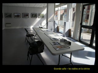 Grande salle – les tables et la vitrine
 