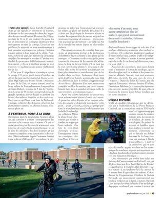 geopleinair.com mai_juin 2016 P 45
« Faites des signes ! » lance Isabelle Bouchard
alors qu’elle signale ses intentions de tourner,
de freiner ou de contourner des obstacles, au gui‑
don de son vieux Devinci. Derrière elle, 28 jeu‑­
nes âgés de 12 ou 13 ans roulent à la queue leu
leu en exécutant les consignes dictées par leur
enseignante en tête de cortège. L’exercice est
périlleux ; la majorité en sont manifestement à
leur première expérience en peloton. Certains
passent même à deux doigts de la chute. Pour‑
tant, au bout de quelques minutes de ce manège
singulier, les messages se rendent à l’arrière avec
fluidité. La procession défile lentement, mais ef‑
ficacement. « On est le meilleur groupe de tout
l’univers ! » s’exclame un des jeunes, visiblement
fier de lui.
C’est jour d’« expédition scientifique » pour
le groupe 131, en ce jeudi matin d’octobre, au
départ du stationnement désert de l’école secon‑
daire Mgr-Alphonse-Marie-Parent. Direction :
le parc de la Cité, un espace naturel situé au
beau milieu de l’arrondissement longueuillois
de Saint-Hubert, à moins de 5 km de l’institu‑
tion. Le parc de 96 hectares comprend un lac de
grande superficie autour duquel se greffent des
boisés, des milieux humides et des tourbières.
Bref, tout ce qu’il faut pour faire de l’échantil‑
lonnage, collecter des données, observer des
phénomènes naturels et, chemin faisant, s’ini‑
tier au plein air.
À L’EXTÉRIEUR, POINT À LA LIGNE
Bienvenue dans le programme Science plein
air, qui consiste à joindre l’enseignement des
sciences et le contact avec la nature. Ce qui si‑
gnifie deux fois plus de cours de sciences et trois
fois plus de cours d’éducation physique. Ici et
là dans le calendrier, des demi-journées et des
journées complètes sont consacrées à des sor‑
ties. Offert seulement depuis l’automne dernier
à une cohorte d’élèves de 1re
secondaire, le pro‑
gramme est piloté par l’enseignante de sciences
(et adepte de plein air) Isabelle Bouchard. Il y
a deux ans, la géologue de formation s’était vu
confier la responsabilité de mettre sur pied un
nouveau programme de sciences. « Ça ne pou‑
vait se passer qu’à l’extérieur », dit celle qui bat
de la semelle en nature depuis sa plus tendre
enfance.
Plus qu’une occasion de concilier deux pas‑
sions, ce programme permet à la professeure
d’illustrer de façon concrète la discipline qu’elle
enseigne. « Comment voulez-vous qu’un jeune
constate la résistance de la tanaisie à la séche‑
resse, le long de la voie ferrée, s’il ne peut pas
la voir cette foutue plante ? » s’exclame-t-elle.
Selon elle, vivre les notions académiques est
bien plus stimulant et enrichissant que de les
étudier dans un livre. Seulement deux mois
après le début de l’année scolaire, elle note déjà
des différences dans le rythme d’apprentissage
de ses élèves. « En moins d’un mois, nous avons
complété un bloc de matière, qui prend norma‑
lement deux mois à assimiler, s’étonne-t-elle. Je
suis renversée, je n’ai jamais vu ça. »
Après une courte randonnée sur deux roues,
nous arrivons enfin à notre classe à ciel ouvert.
À peine les vélos déposés et les casques enle‑
vés, les jeunes se dispersent aux quatre vents
pour… jouer. Ça court, ça saute, ça grimpe par‑
tout, le tout dans un joyeux bordel consenti par
Isabelle Bouchard et
ses collègues. Même
la pluie froide d’au‑
tomne qui se met à
tomber ne stoppe pas
leurs ardeurs. Une
fois le trop-plein
d’énergie évacué,
l’enseignante donne
ses consignes. Au‑
jourd’hui, le but est
d’échantillonner divers types de sols afin d’en
analyser différents paramètres plus tard en la‑
boratoire. On collectera également quelques
données sur les eaux, comme le pH et la tempé‑
rature. « On abîme la nature le moins possible,
rappelle-t-elle. Et on laisse les bibittes sur place,
s’il vous plaît ! »
Au cours de ces ateliers, mais aussi durant
celui d’initiation à la marche nordique, qui se
déroulera plus tard, on a affaire à des jeunes cu‑
rieux et allumés. Surtout, tous sont souriants,
détendus, réceptifs. Pas une once de stress à
l’horizon. « Depuis le début de l’année, ma fille
a pris de l’assurance, soutient la mère d’Hélène,
Dominique Bilodeau. Je la trouve plus épanouie,
plus ouverte, moins éparpillée. Et puis, elle est
heureuse de pouvoir jouer dehors pendant que
les autres étudient. »
L’ÉCOLE REVISITÉE
Voilà un modèle pédagogique qui ne déplai‑
rait pas à l’éditorialiste de La Presse François
Cardinal, qui a consacré un essai en 2010 sur le
sujet1
 : « L’apprentissage par
essais et erreurs, la stimula‑
tion des sens, les occasions
de toucher, de sentir, de
voir de près, de goûter, de
se tenir en équilibre entre
deux roches à moitié im‑
mergées, d’entendre ce
qui se déroule en dehors
des murs de la classe : voi‑
ci ce qui manque à l’école
d’aujourd’hui », y écrit-il.
Le journaliste, qui est aussi
père de famille, appuie ses dires sur les témoi‑
gnages de nombreux experts qui regrettent que
« la classe [moderne] soit exclusivement orientée
vers une éducation théorique ».
Une observation qui semble faire écho aux
théories de l’auteur américain Richard Louv, qui
déplore, dans son livre Last Child in the Woods2
,
ce qu’il baptise le Nature Deficit Disorder (« dé‑
ficit nature »), un syndrome lié à la carence de
la nature dans le quotidien des enfants. Cofon‑
dateur de l’organisation Children & Nature
Network, un mouvement international qui
fonde le bonheur sur le lien à la nature, Richard
Louv évoque les effets délétères d’un modèle pé‑
dagogique occidental, qui consiste à noircir des
« En moins d’un mois, nous
avons complété un bloc de
matière, qui prend normalement
deux mois à assimiler, s’étonne
Isabelle Bouchard »
44-47_03_16_ reportage ecole.indd 45 16-04-19 1:50 PM
 